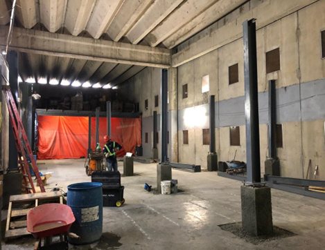 Columnas de acero de un mezzanine en construcción