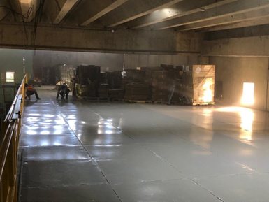 Área bajo mezzanine con piso terminado