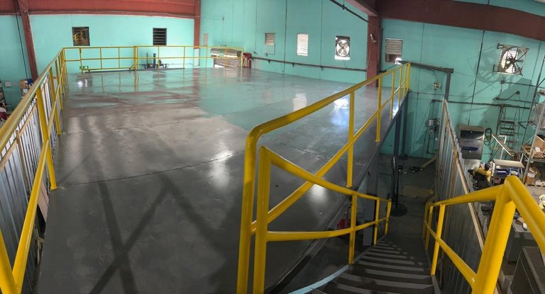 Mezzanine en acero con barandas amarillas fabricado para NAPCO DR