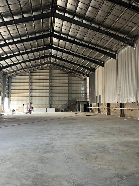 Interior de la nave industrial con la estructura de techo metálica terminada