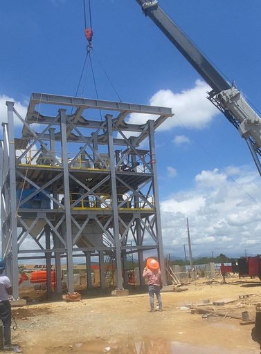 Grúa izando un módulo de la estructura metálica de la torre de producción de PEGAFORTE