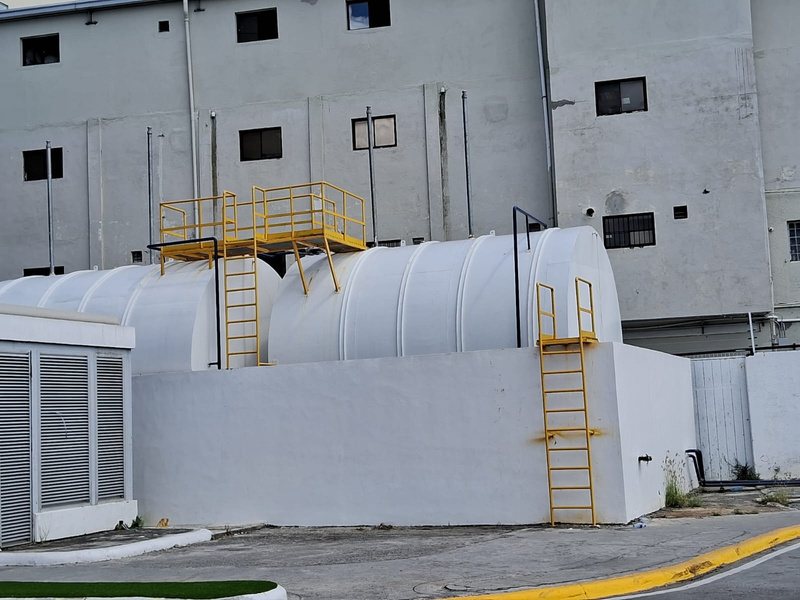 Tanques con escaleras y barandas metálicas